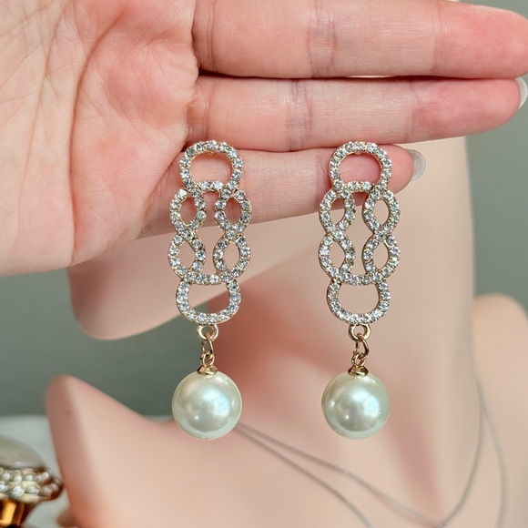 ⚜️ Vintage Design Gold and Pearl Drop Earrings - Picture 7 of 9